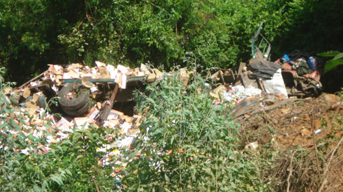 Xe rơi xuống vực sâu 30m, 3 người may mắn thoát chết